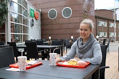 Markkinointipäällikkö Emilia Alasaari istahti uudelle terassille maistelemaan Rolls-ateriaa.