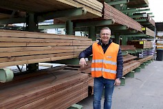 Pauli Ojala vakuuttaa Starkilta löytyvän monipuolista puutavaraa esimerkiksi terassirakentamiseen.