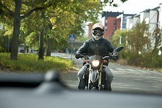 On tärkeä välittämisen merkki kysellä mopoilevalta nuorelta ylipäätään liikkumisen sujumisesta, ja virittäminenkin on hyvä ottaa puheeksi samalla. Kuva: Juha Tuomi/Liikenneturva.