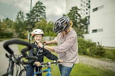Aikuisen esimerkillinen toiminta auttaa lasta omaksumaan turvallisia toimintamalleja myös liikenteessä. Kuva: Nina Mönkkönen/Liikenneturva.