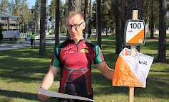 Asko Sippolan vierellä kilpailukeskuksessa on mallirasti, jos ovat Emit -leimasin, koodi ja rastilippu oikeilla kohdillaan.