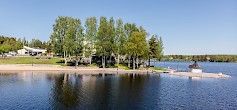 Puiden siimeksessä palveleva Terrace Kirppu sijaitsee upealla paikalla aivan Lappajärven rannalla.