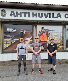 Mikael, Voitto ja Olli-Pekka ovat valmiina palvelemaan asiakkaita.