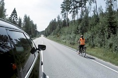 Arvio riittävästä turvavälistä sivusuunnassa voi olla eriävä pyörän satulasta katsottuna kuin auton ratista arvioituna. Kuva: Tomi Rossi/Liikenneturva.