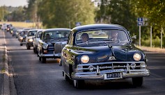 Karviapäivät on perinteisesti avattu loisteliaalla autopainotteisella kulkueella, suorastaan karavaanilla. Se tapahtuu siis jälleen kerran huomenna perjantaina illansuussa kello 18.00 alkaen. Kuva: Hannu Isomäki