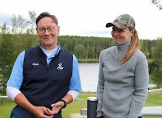 Järviseudun Golfseuran toiminnanjohtaja Keijo Keskinen sekä kenttämestari Elina Hernesniemi ovat valmiina kauden kohokohtaan.