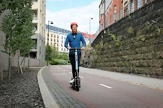 Sähköpotkulaudalla ajetaan pyöräilyn säännöin. Kuva Kaisa Tanskanen/Liikenneturva.