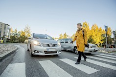 Laki velvoittaa kuljettajaa varautumaan siihen, että hän voi tarvittaessa pysähtyä ennen suojatietä. Kuva: Nina Mönkkönen/Liikenneturva.