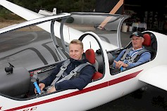 Lennonopettajat Joakim Waismaa ja Ilmo Leino valmistautumassa lennolle kerhon omalla 2-paikkaisella Twin III Acro purjelentokoneella. Koulutustilaisuuksien opetuslennoilla oppilas on etuohjaimissa.