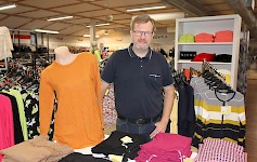 Jere Siltala naisten syksyn uutuusneuleiden äärellä.