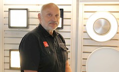 Juha Lounatvuori sanoo, että vanhemmat valaisimet kannattaa vaihtaa Led-valaisimmin alhaisemman sähkökulutuksen ja sievän ulkonäön vuoksi.