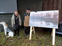 Kari Hakala on monitoimimies. Tiitä yhtenä osoituksena on dokumentti, joka esitettiin Karviassa. Vierellä yhdeksänosainen palapelisymboli, jolla viitataan Geopark-statuksen hakijakuntiin. Kuva: ksk Kari Hakala on monitoimimies. Tiitä yhtenä osoituksena on dokumentti, joka esitettiin Karviassa. Vierellä yhdeksänosainen palapelisymboli, jolla viitataan Geopark-statuksen hakijakuntiin. Kuva: ksk Kari Hakala on monitoimimies. Tiitä yhtenä osoituksena on dokumentti, joka esitettiin Karviassa. Vierellä yhdeksänosainen palapelisymboli, jolla viitataan Geopark-statuksen hakijakuntiin. Kuva: ksk