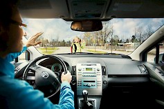 Lapset toivoivat autoilijoiden antavat tietä suojatiellä, hiljentävän vauhtia ja olevan selkeitä vuorovaikutustilanteissa. Kuva: Nina Mönkkönen/Liikenneturva.
