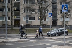 Lähes kahdeksan kymmenestä pitää edes jokseenkin hyväksyttävänä 30 km/h nopeusrajoitusta alueilla, joissa kävellään ja pyöräillään paljon. Kuva: Nina Mönkkönen/Liikenneturva.