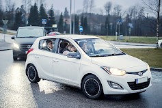 Jos autossasi on päiväajovalotoiminto, kytke ajovalot päälle myös valoisaan aikaan erityisesti sumussa, lumi- ja vesisateessa. Kuva: Nina Mönkkönen/Liikenneturva