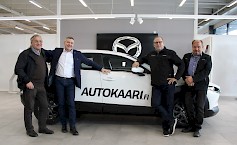 Autokaaren omistaja Jorma Jaskari (vas.), Mazdan kenttäpäällikkö Tero Tuominen, myyntipäällikkö Anssi Luoma-aho sekä automyyjä Markku Lehtonen vakuuttavat Mazdan tarjoavan erinomaisia ajoelämyksiä.