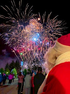 Kyläkaupan joulunavauksen huipentaa lauantaina 13.11.2021 upea ilotulitus, jonka toteutuksesta vastaa Suomen Ilotulitus.