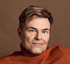 Ressu Redford viihdyttää pikkujouluväkeä ensi perjantaina 19.11.2021.  Koko loppuvuoden ajan on luvassa nimekkäitä esiintyjiä Suomen huipulta.