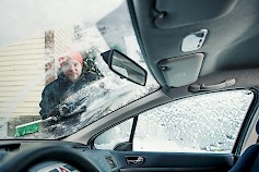 Tien päälle ei pidä lähteä iglussa istuen, vaan talvikeleissä ajoneuvo on putsattava huolellisesti lumesta ja jäästä ennen liikkeellelähtöä. Kuva: Nina Mönkkönen/Liikenneturva