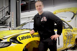 Jari-Matti Latvala teki vielä viime viikonloppuna viimeisiä virityksiä Toyota Celica ST185 -rallipirssiin, jolla hän starttaa perjantaina käynnistyvään Tunturiralliin.