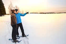 Härmän Kylpylä tarjoaa monenlaisia talviaktiviteetteja kuten esimerkiksi lumikenkäkävelyä.
