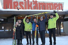 Milla Toivonen, Arja Väliaho, Sauli Hetekorpi, Osmo Sivèn, Raimo Kuoppa-aho ja Martti Vainio kohottavat suksia hyvän hiihtotalven ja tulevan Suomenselän Satasen merkeissä.