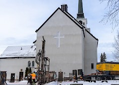 Ähtärin kirkon maalämmön asennustyöt ovat käynnissä.