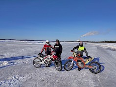 Ilmajokelaiset Ossi ja Janne Rantala sekä Mikko Koskinen Kyrkösjärven jääradalla.