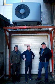 Iloiset ilma-vesilämpöpumpun puolestapuhujat Pertti Sepponen (vas), Marko Pienimäki sekä Jukka Vainionpää kertovat, että kyseessä on myös Suomen suosituimpiin lukeutuva laite ja myyntiedustajat palvelevat asiakkaita lähes ympäri maata. Paikalliset asentajat takaavat lisäksi huoltovarmuuden. Katso lisätietoja osoitteesta www.ctclampo.fi