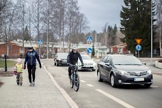 Lapsi oppii toimimaan turvallisesti, kun liikkuminen yhdessä on osa arkea. Liikenteessä on hyvä toimia aina johdonmukaisesti ja turvallisimmalla tavalla. Kuva: Nina Mönkkönen / Liikenneturva