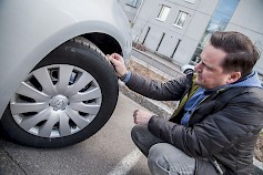 Renkaiden kuntoa ja urasyvyyksiä on syytä tarkkailla muulloinkin kuin renkaiden vaihdon yhteydessä. Kuva: Ville-Veikko Heinonen / Liikenneturva.