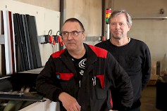 Veikko Koivisto ja Juha Pollari ovat allekirjoittaneet Tuurin Peltikeskus Oy:tä koskevan yrityskaupan.