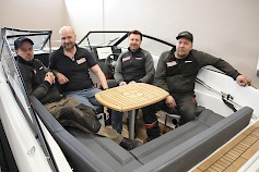 Arttu Asunmaa, Miikka Karilainen, Marko Karilainen ja Risto-Matti Rautio Yamarin 63 DC -veneen ohjaamossa. Veneen perässä on valmiina Yamaha 150 moottori.