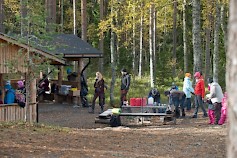 Lauhanvuorella sijaitseva kuuluisa  Spitaalijärven keittokatos on tasaisesti eri ryhmien käytössä ympärivuotisesti. Ensi sunnuntaina joukkoon liittyy väkeä myös Lauhanvuori – Hämeenkangas  Global Geoparkin kutsumana. Kuva: Terttu Hermansson