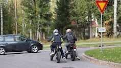 Mopojen suurimmaksi sallituksi nopeudeksi on laissa asetettu 45 km/h. Enemmän kuin joka kymmenes suomalaisista on sitä mieltä, että mopon virittäminen on vain lievä liikennerikkomus*. Liikenneturva muistuttaa, että mopolla ajetaan useimmiten teini-iässä, jolloin riskinotto ja näyttämisen tarve on korkea.