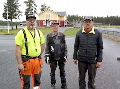Honkajoen MK/UA:n ja Honkajoen Koneliikeyhdistys ry:n yhdessä omistaman Pesämäen Moottoriurheilualueen infrakstuuria on tosi paljon tehty talkootöillä. Kuvan kolmikko, Tapani Vehmanen (vas), Taavi Ylinen ja Marko Ylinen olivat haastatteluhetkellä valmistamassa uusia ratatuomaripisteitä.
