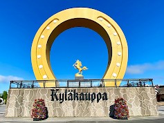 Yksisarvisen kultaisen OnnenKengän asento kuvaa vilpitöntä halua jakaa hyvää onnea kaikille.