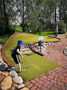 Kyläkaupan Minigolfrata Tuurinjoen rannassa tarjoaa mukavaa vaihtelua shoppailun lomassa. Minigolf on hauska ja elämyksellinen tapa viettää kesäpäivää perheen tai kavereiden kanssa.