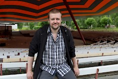 Kaustinen Folk Music Festivalin toiminnnajohtaja Valtteri Valo iloitsee tapahtuman laajasta esiintyjäjoukosta.