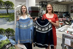 Lappajärven kunnan viestintä- ja hankekoordinaattori Annie Yli-Leppälä (vas.) sekä Lappajärvi-neuleen luoja Sanna Peltoluhta esittelivät uutta neuletta.