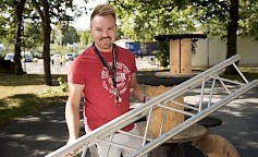Festivaalialueen rakentaminen on hyvällä mallilla, promoottori Tommi Mäki sanoo.