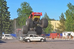 Huikea Crazy Drivers motor action-show Kyläkaupan hiekkakentällä pe-su 5.-7.8.2022.