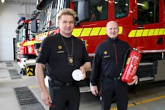 Etelä-Pohjanmaan pelastuslaitoksen pelastusjohtaja Harri Setälä sekä pelastuspäällikkö Keijo Kangastie kehottavat hankkimaan kotiin palovaroittimen lisäksi myös käsisammuttimen.