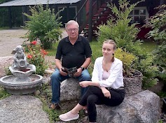Villi Karvia Oy:n puheenjohtaja Voitto Rauta-aho ja Karvian Yrittäjien puheenjohtaja Niina Rautiainen uskovat, että kuntalaisten yksituumaisuus ja aktiivisuus eri tapahtumien toteuttamisessa on paikkakunnalle parasta mainosta sen ulkopuolelle. Kuva: ksk