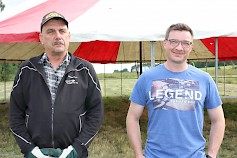 Markku Patteri ja Niko Mustapää sanovat Elofestivaalin järjestelyjen olevan hyvällä mallilla. Takana oleva teltta on vetokisa-alueen toinen ravintola. Markku Patterin työtä tulee olemaan taksikärryn kuljettaminen paikoitusalueilla vetokisan katsomoihin.