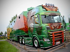 P. Björk Transportilla on ollut tapana tulla Power Truck Show -tapahtumaan aina uudella kalustolla. Tällä kertaa Björkin ”possurekka” arvosteltiin Best in Show -luokassa toiseksi.