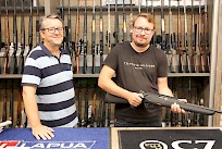 Pekka ja Olli-Pekka Ojajärvi esittelevät Beretta -uutuuskivääriä.