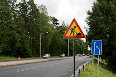 Tietyömaa-alueella on tärkeintä hidastaa ajonopeus sellaiseksi, että ehtii varautua yllättäviinkin tilanteisiin. Kuva: Liikenneturva / Kaisa Tanskanen