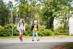 Nopeusrajoitusten noudattaminen, liikennevalojen kunnioittaminen ja keskittyminen liikenteeseen eikä esimerkiksi kännykkään ovat yksinkertaisia tekoja, joilla jokainen meistä voi osaltaan lisätä suojateiden turvallisuutta. Kuva: Nina Mönkkönen / Liikenneturva.