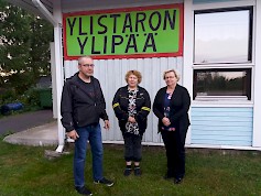 Puheenjohtaja Pasi Lehtonen, ravintolapäällikkö Virpi Lehtonen ja rahaministeri Marianne Toppari menossa kokoustamaan avajaisista.